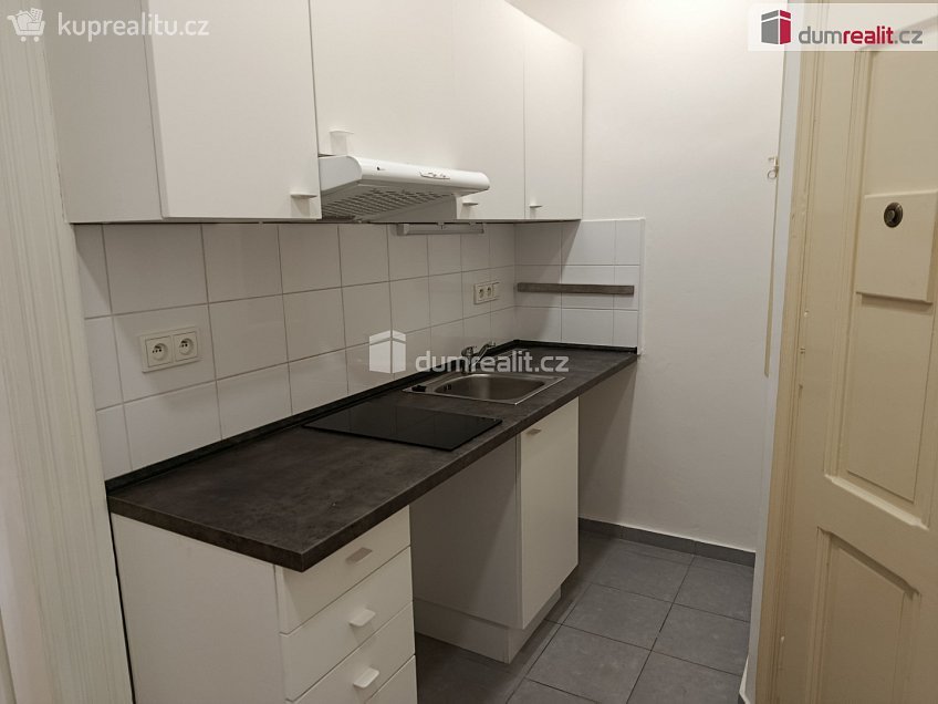 Pronájem bytu 1+kk 27 m^2 Na spojce, Praha 10 