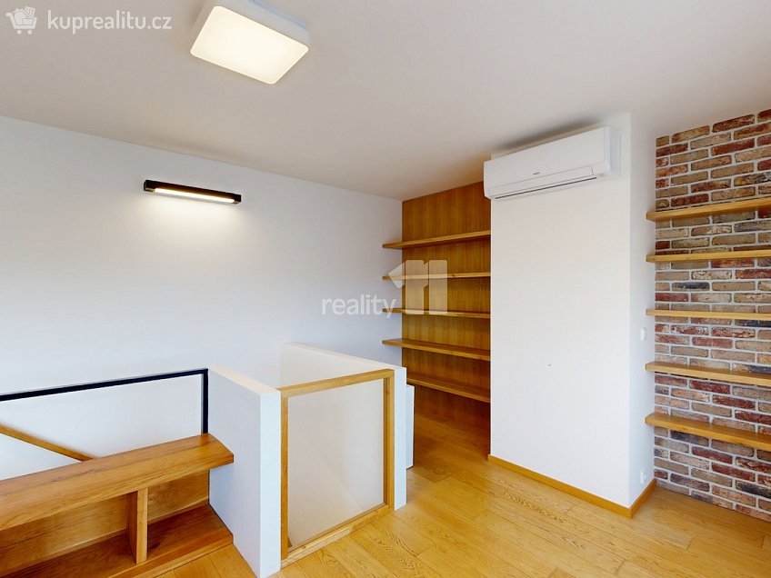 Prodej bytu 3+kk 101 m^2 Novovysočanská, Praha 9 