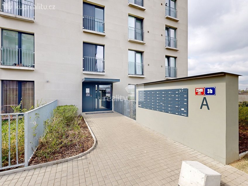 Prodej bytu 3+kk 101 m^2 Novovysočanská, Praha 9 