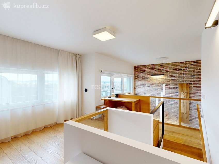 Prodej bytu 3+kk 101 m^2 Novovysočanská, Praha 9 