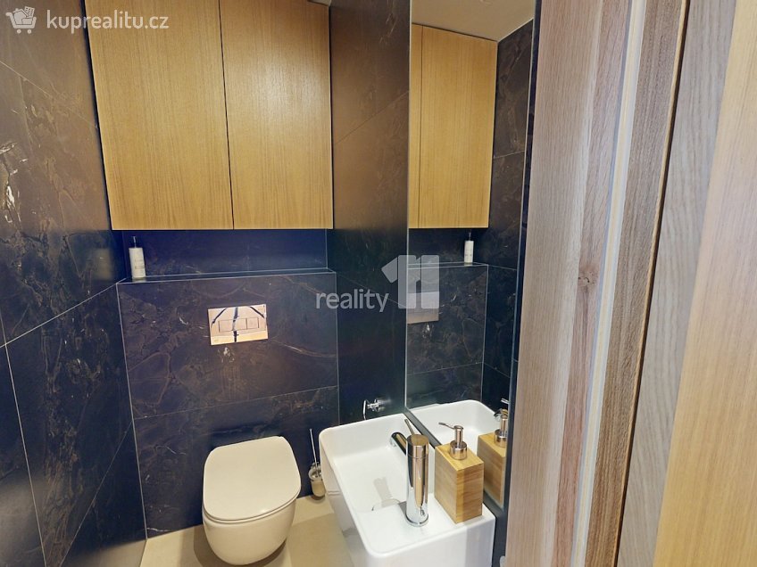 Prodej bytu 3+kk 101 m^2 Novovysočanská, Praha 9 