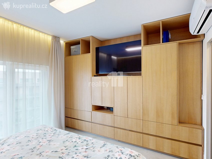 Prodej bytu 3+kk 101 m^2 Novovysočanská, Praha 9 