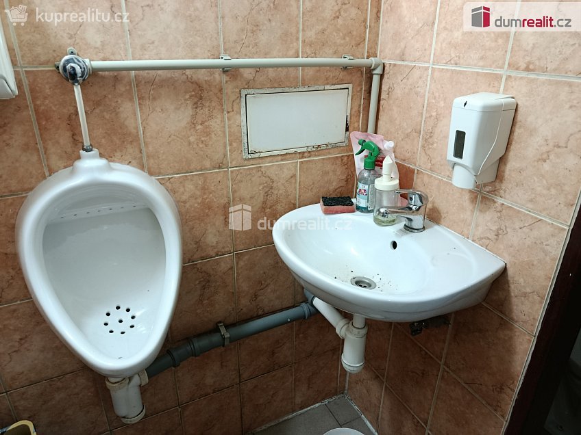 Pronájem  obchodních prostor 73 m^2 Plzeňská, Praha 5 