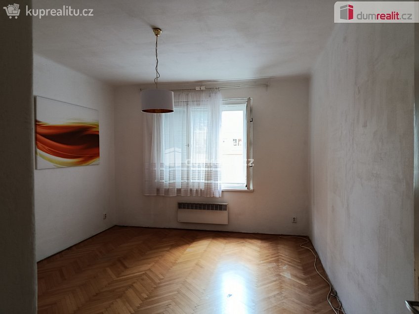 Pronájem bytu 1+1 55 m^2 Bezová, Praha 4 