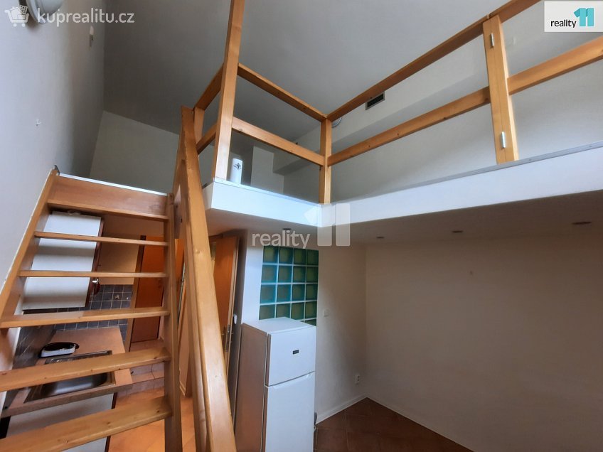 Pronájem bytu 2+kk 27 m^2 Štúrova, Praha 4 