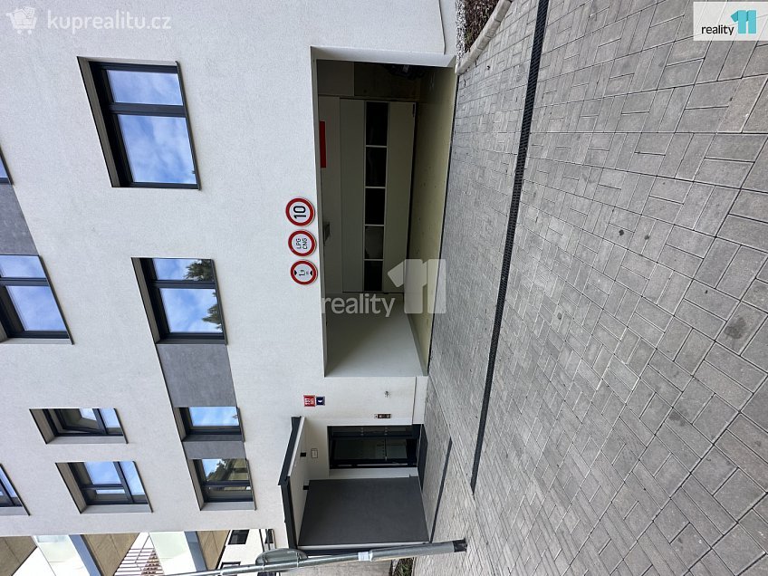 Prodej bytu 2+kk 67 m^2 Azzoniho, Praha 10 