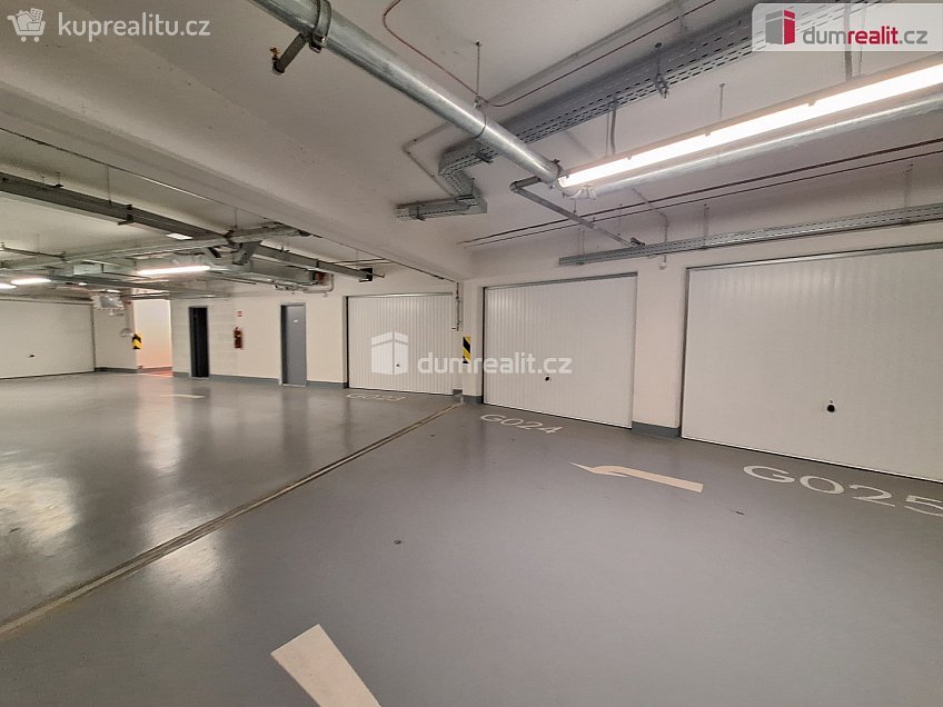 Pronájem bytu 2+kk 62 m^2 Výstavní, Praha 11 