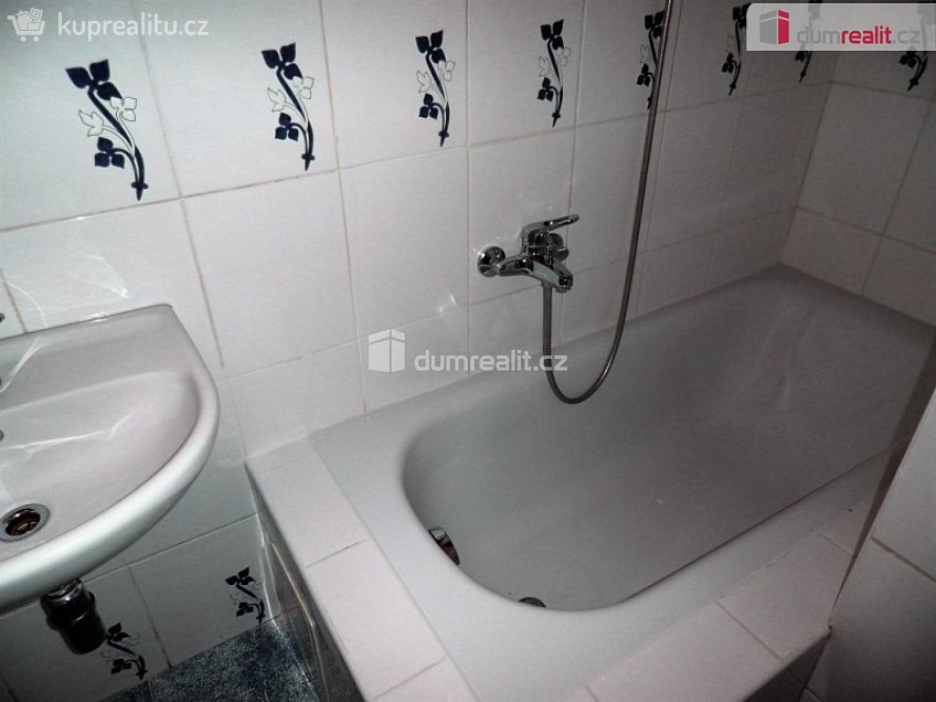 Pronájem bytu 2+kk 48 m^2 V slavětíně, Praha 20 