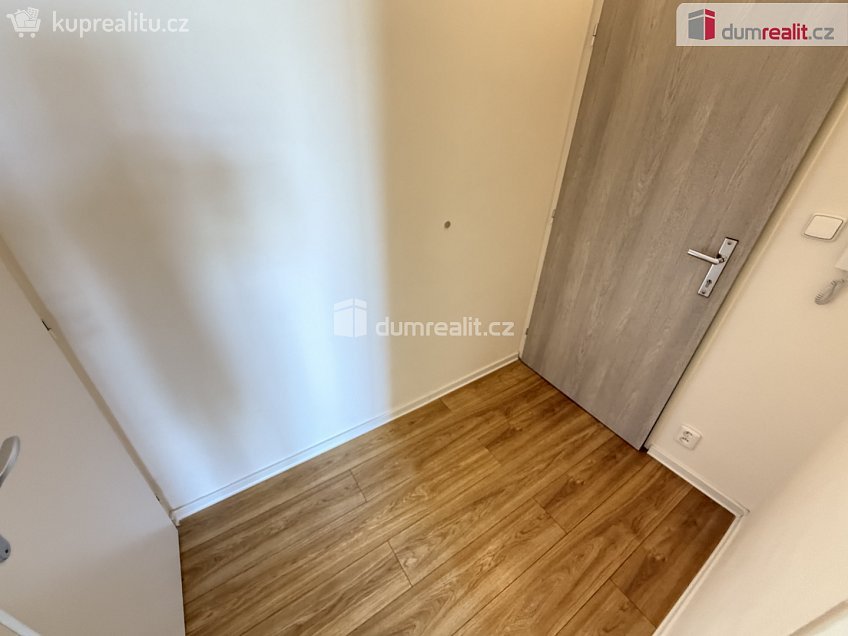 Pronájem bytu 1+kk 38 m^2 Na Valentince, Praha 5 