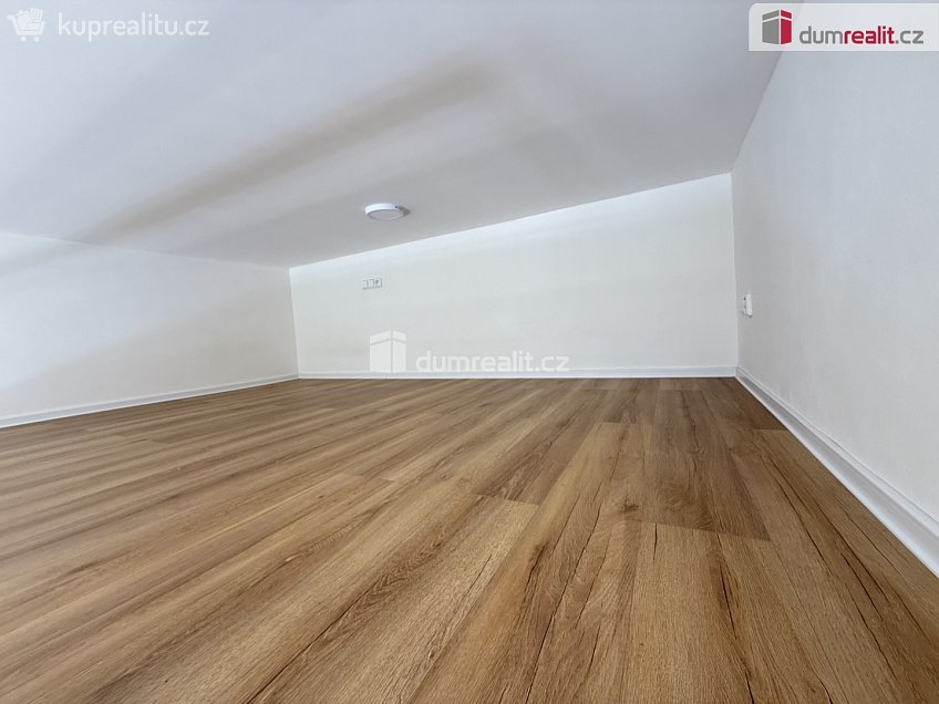 Pronájem bytu 1+kk 38 m^2 Na Valentince, Praha 5 