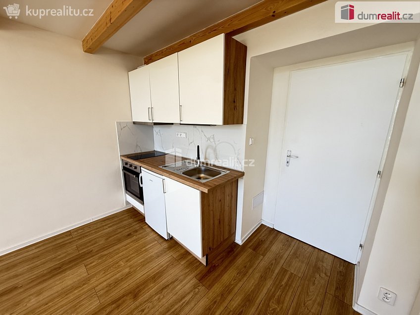 Pronájem bytu 1+kk 38 m^2 Na Valentince, Praha 5 