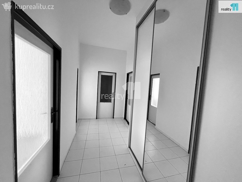 Prodej bytu 2+1 55 m^2 Závodu míru, Karlovy Vary 