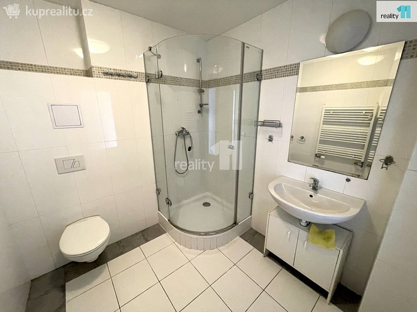 Prodej bytu 2+1 55 m^2 Závodu míru, Karlovy Vary 