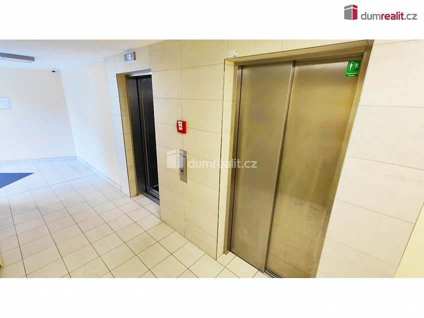 Pronájem bytu 2+kk 55 m^2 Pitterova, Praha 3 