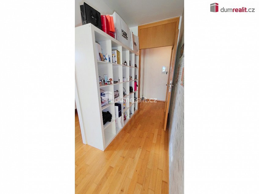 Pronájem bytu 2+kk 55 m^2 Pitterova, Praha 3 