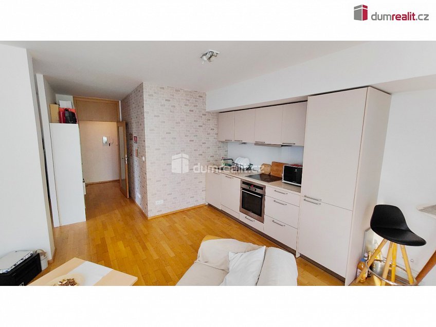 Pronájem bytu 2+kk 55 m^2 Pitterova, Praha 3 