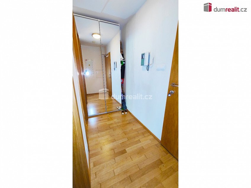 Pronájem bytu 2+kk 55 m^2 Pitterova, Praha 3 