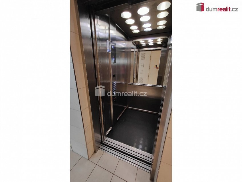 Pronájem bytu 2+kk 55 m^2 Pitterova, Praha 3 