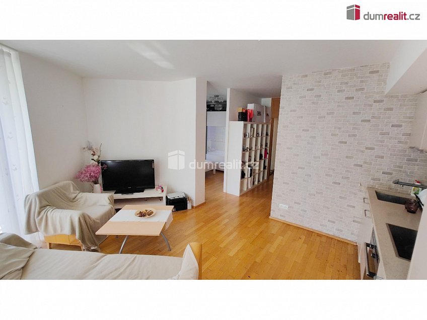 Pronájem bytu 2+kk 55 m^2 Pitterova, Praha 3 