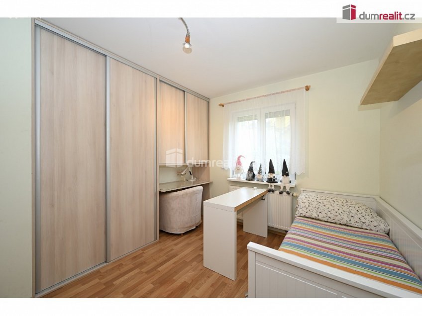Prodej  rodinného domu 261 m^2 K úvozu, Praha-Lochkov 