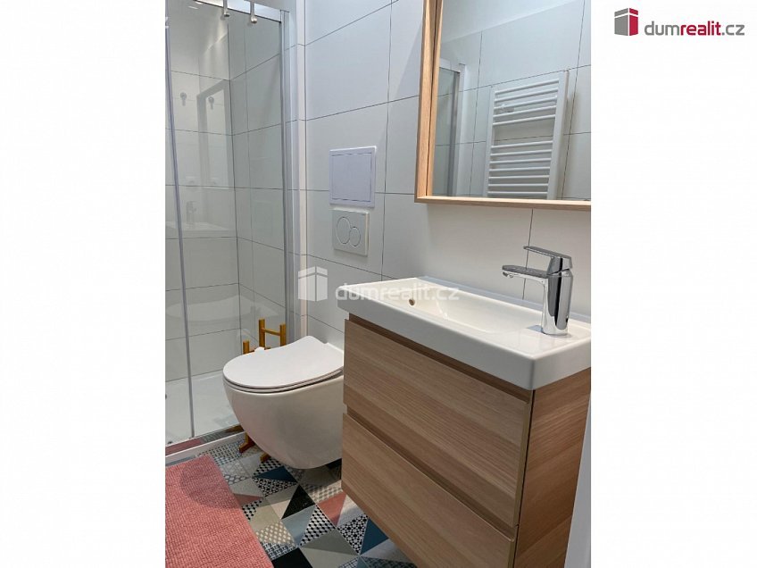 Pronájem bytu 2+kk 44 m^2 Na spojce, Praha 10 