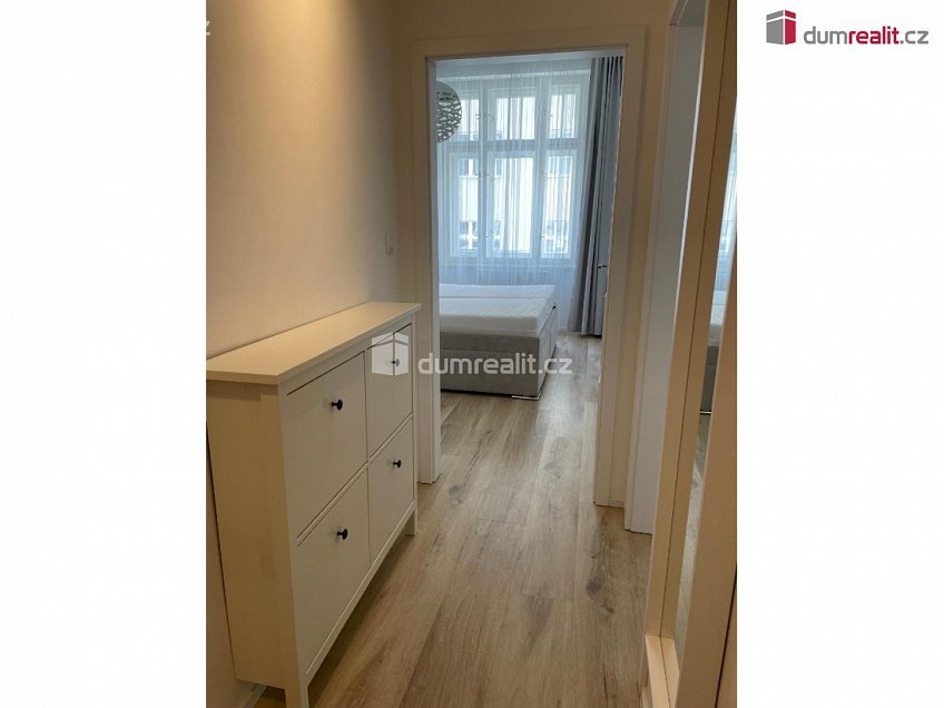 Pronájem bytu 2+kk 44 m^2 Na spojce, Praha 10 