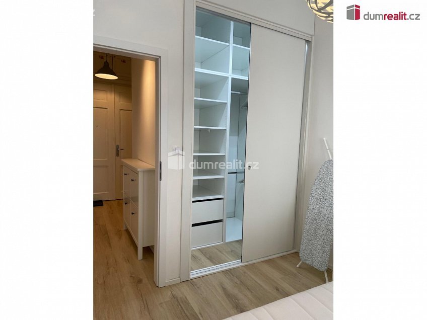 Pronájem bytu 2+kk 44 m^2 Na spojce, Praha 10 