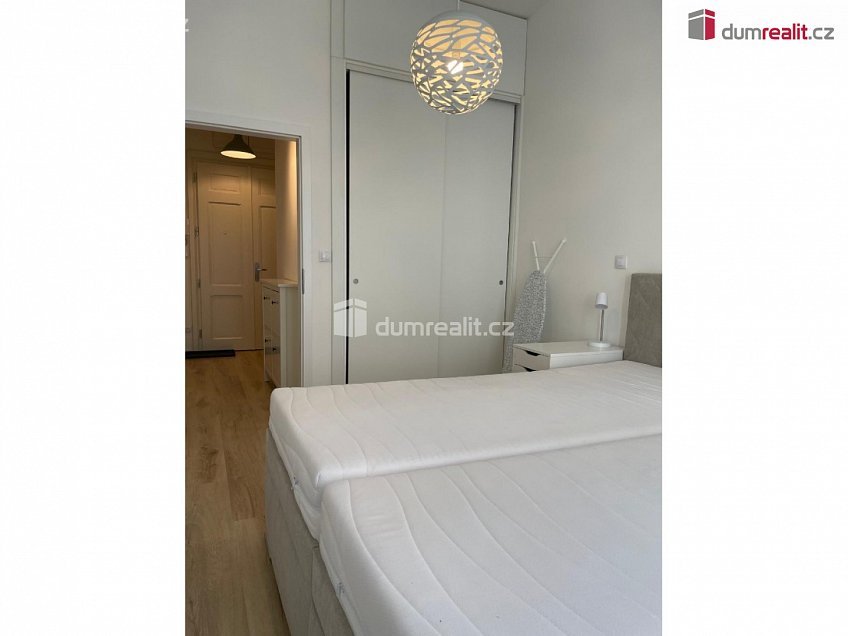Pronájem bytu 2+kk 44 m^2 Na spojce, Praha 10 