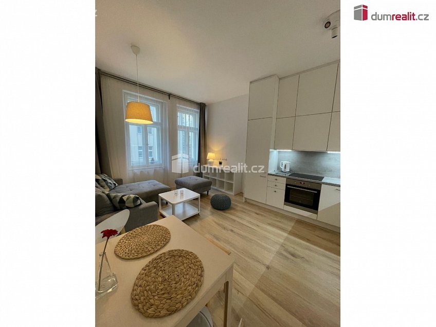 Pronájem bytu 2+kk 44 m^2 Na spojce, Praha 10 