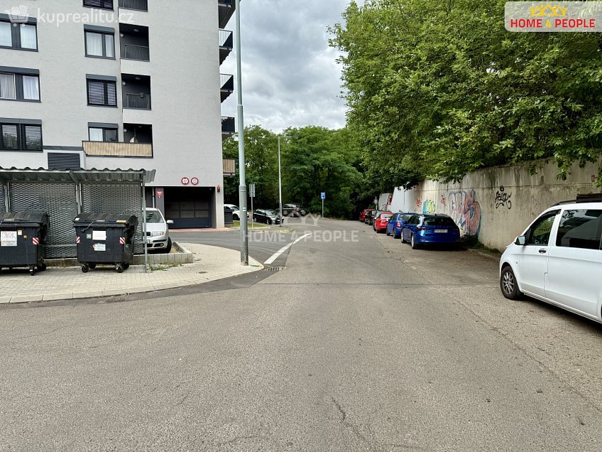 Prodej  garáže 14 m^2 Růženínská, Praha 12 