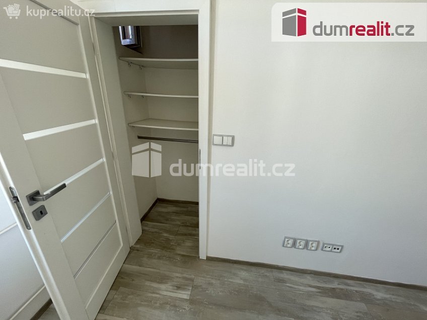Pronájem bytu 1+kk 25 m^2 Černokostelecká, Praha 10 