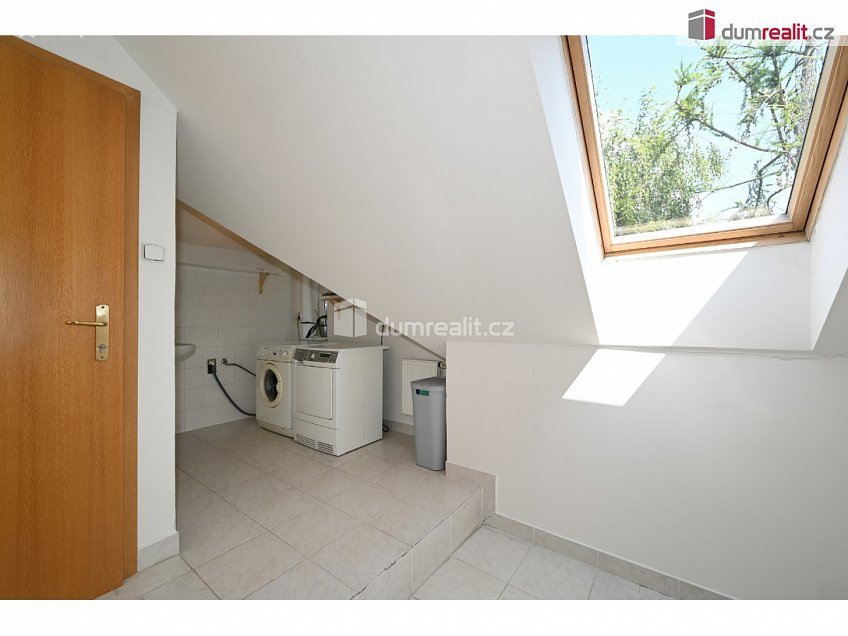 Prodej  rodinného domu 248 m^2 Ve Skále, Šestajovice 