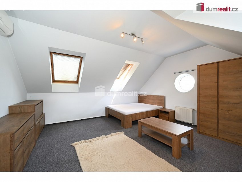 Prodej  rodinného domu 248 m^2 Ve Skále, Šestajovice 