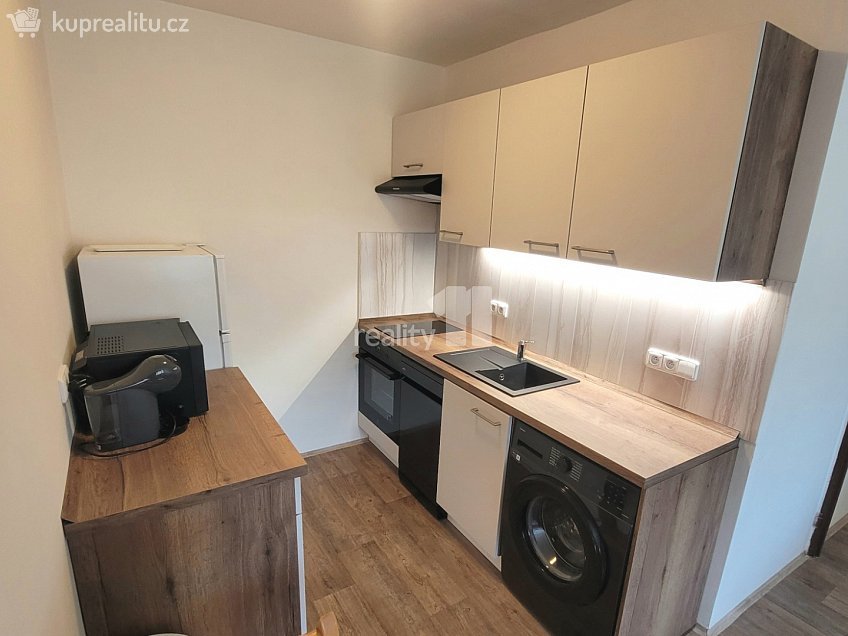 Pronájem bytu 2+kk 42 m^2 Novodvorská, Praha 4 
