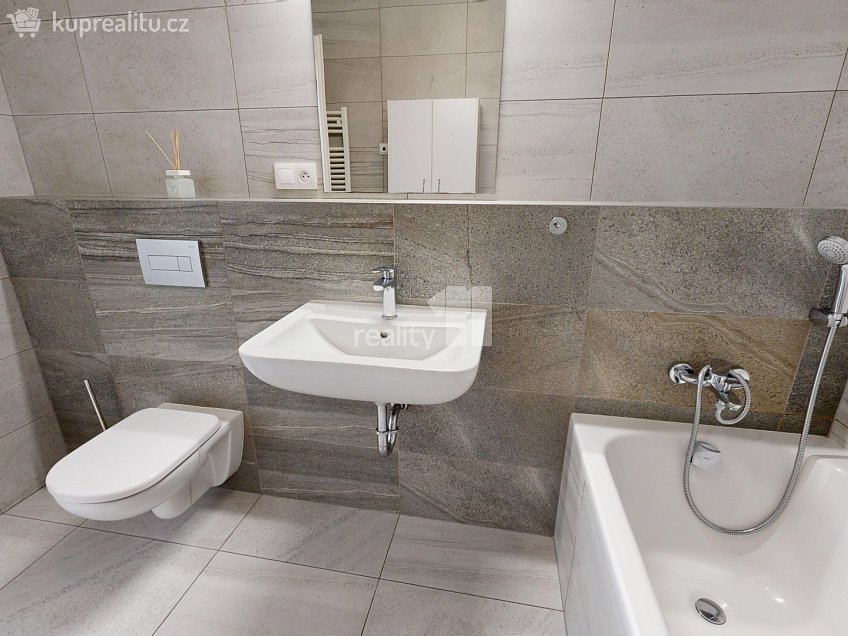 Pronájem  rodinného domu 136 m^2 Manželů Dostálových, Praha 14 