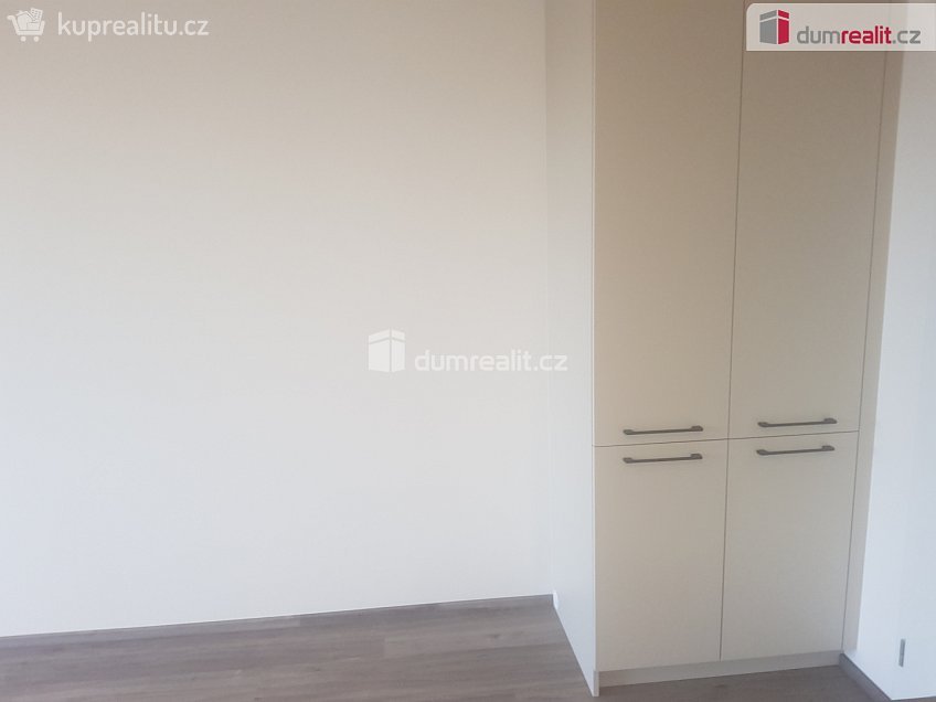 Pronájem bytu 1+kk 33 m^2 Výstavní, Praha 11 