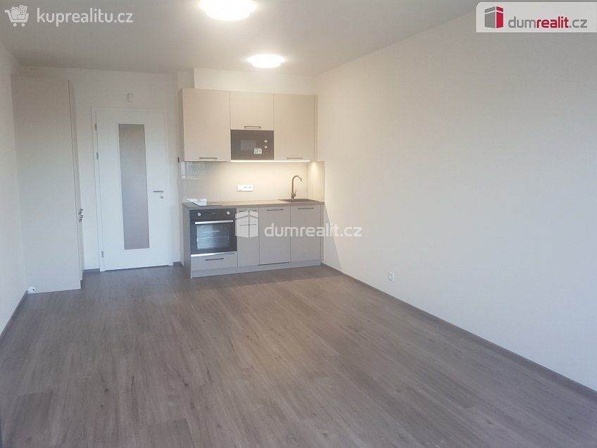 Pronájem bytu 1+kk 33 m^2 Výstavní, Praha 11 