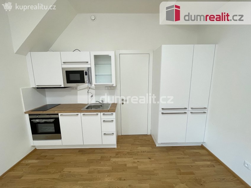 Pronájem bytu 1+kk 30 m^2 Bělohorská, Praha 6 