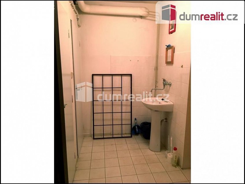 Pronájem  skladu 25 m^2 Štorkánova, Praha 5 