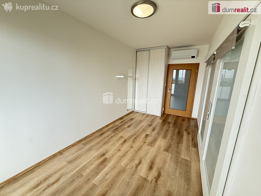 Pronájem bytu 3+kk 70 m^2 Březenská, Praha 8 