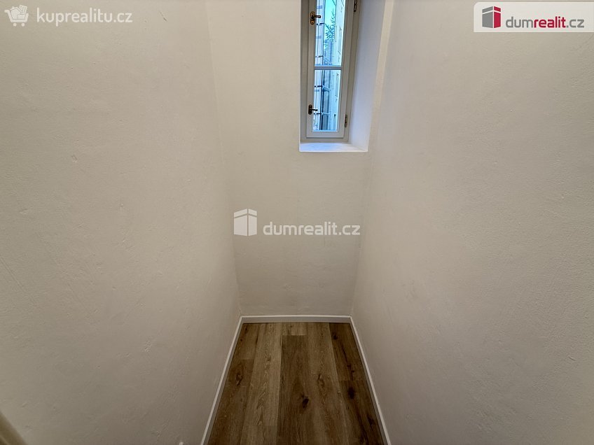 Pronájem bytu 2+1 45 m^2 Bulharská, Praha 10 