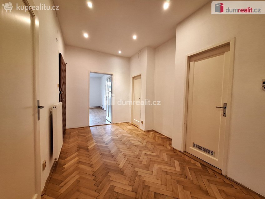 Pronájem bytu 3+1 105 m^2 Kolínská, Praha 3 