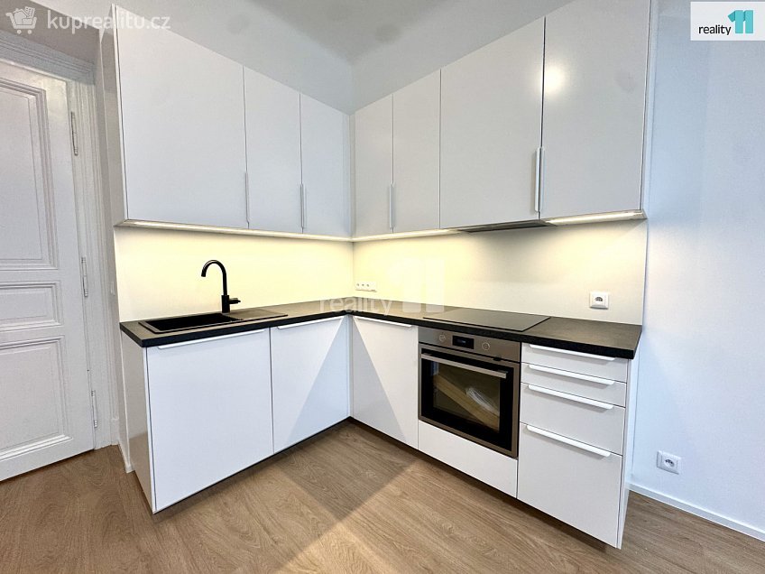 Pronájem bytu 3+kk 80 m^2 Na hrázi, Praha 8 
