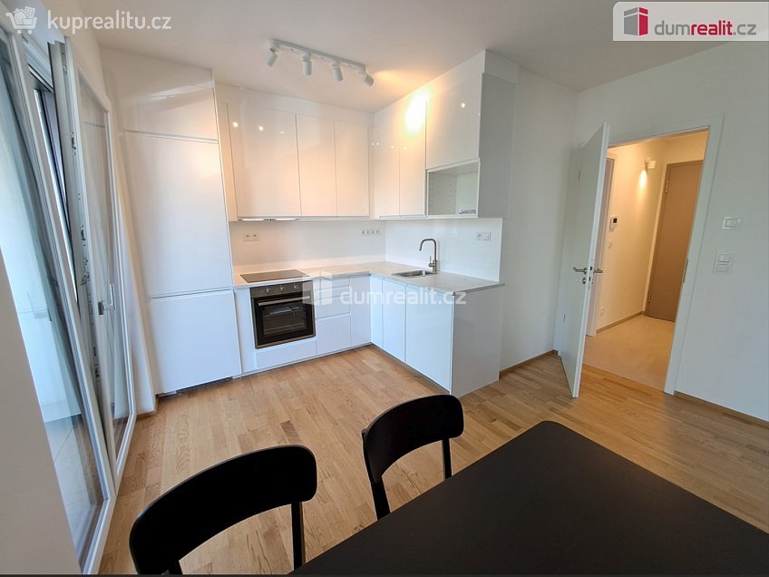 Pronájem bytu 2+kk 50 m^2 Stehlíkova, Praha-Suchdol 