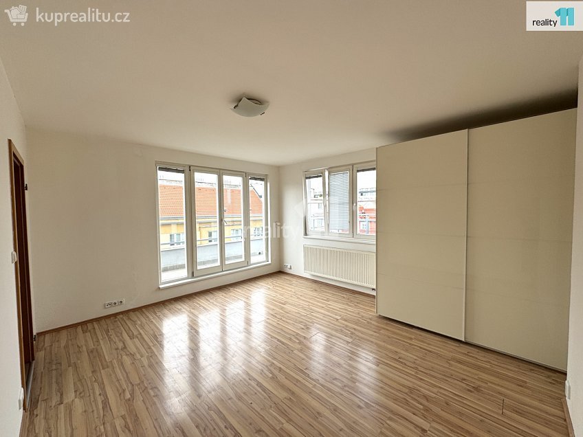 Pronájem bytu 2+kk 77 m^2 Tusarova, Praha 7 