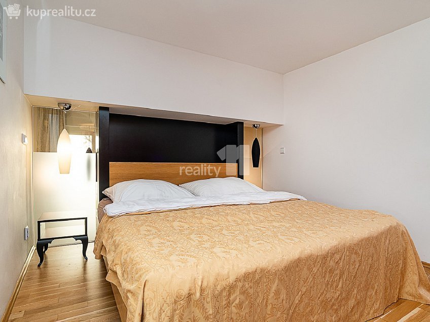 Pronájem bytu 2+kk 73 m^2 Senovážné náměstí, Praha 1 