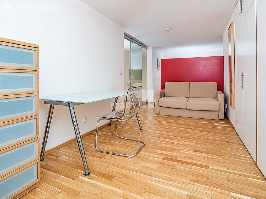 Pronájem bytu 2+kk 73 m^2 Senovážné náměstí, Praha 1 