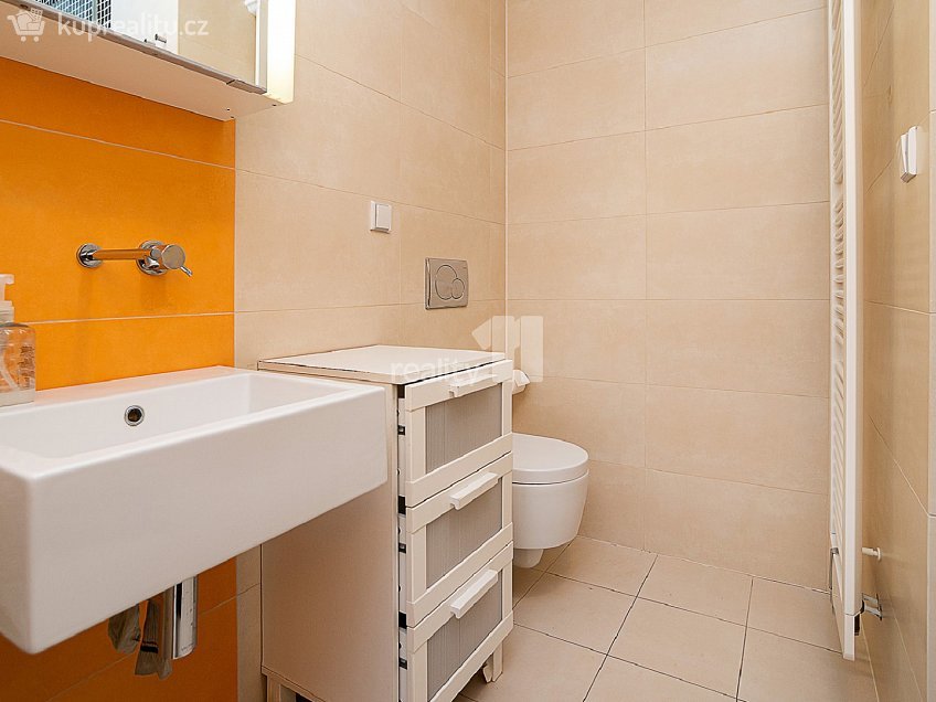 Pronájem bytu 2+kk 73 m^2 Senovážné náměstí, Praha 1 