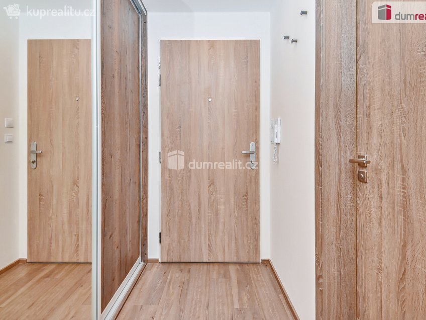 Pronájem bytu 1+kk 33 m^2 Zimova, Praha 12 