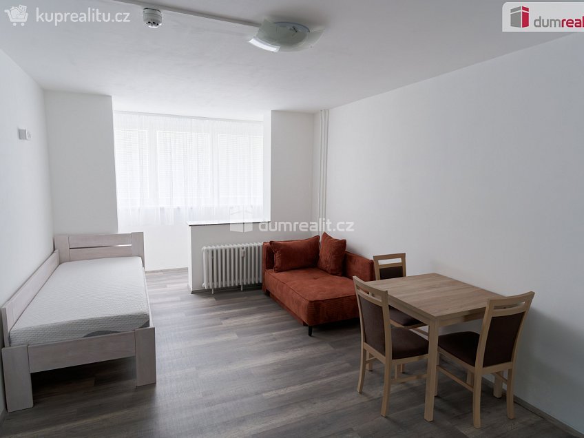 Pronájem bytu 1+kk 32 m^2 Děčínská, Praha 8 